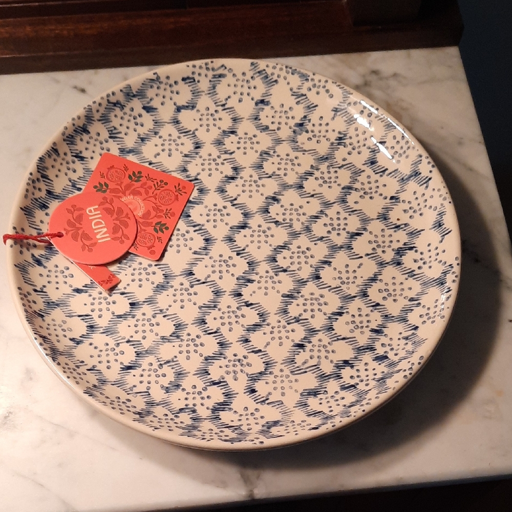 NWT.  Pottery Blue & Cream Patterned Plate